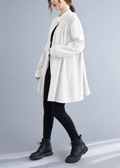 Schönes weißes Stehkragen-Knopf-Falten-Herbst-Shirt-Oberteil mit langen Ärmeln