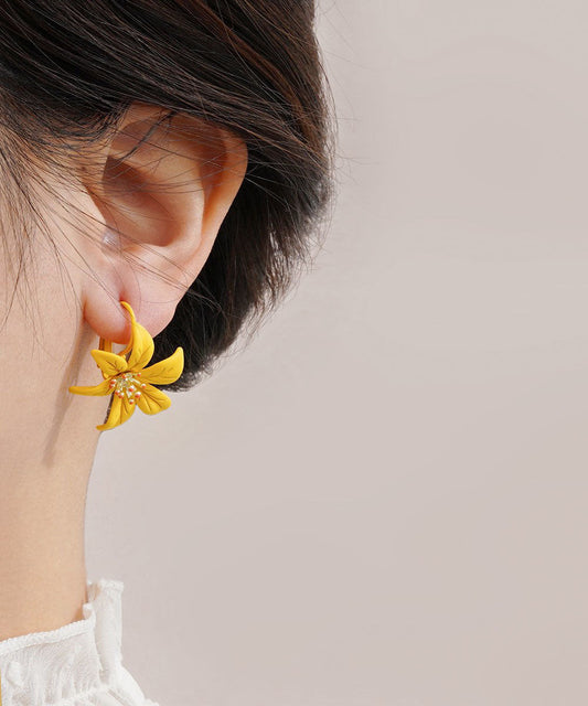 Hermosos aretes asimétricos con diseño floral de lirio amarillo