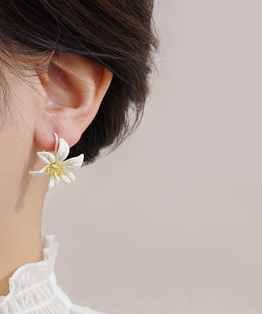 Hermosos aretes asimétricos con diseño floral de lirio amarillo
