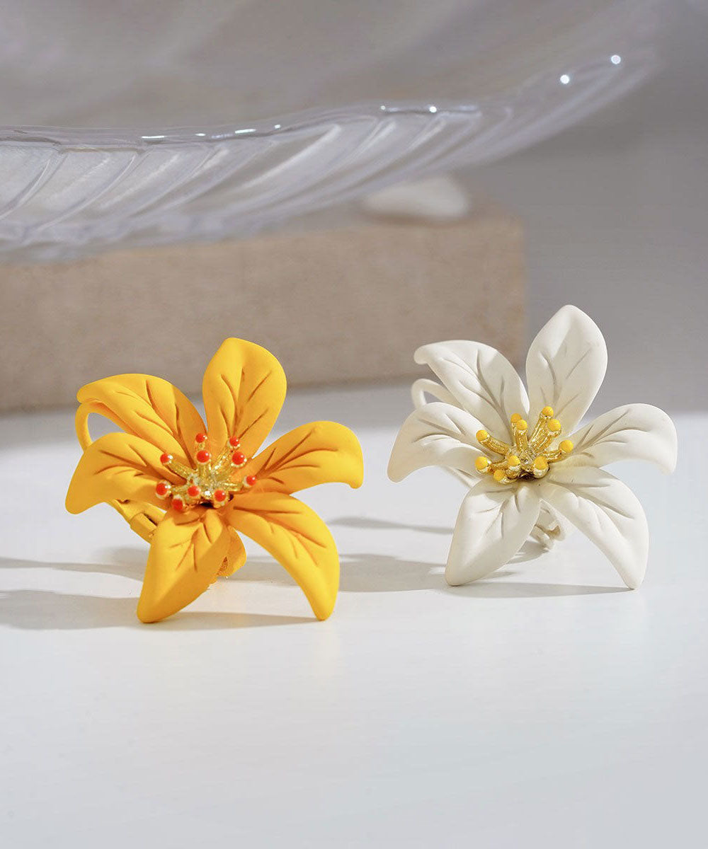 Hermosos aretes asimétricos con diseño floral de lirio amarillo