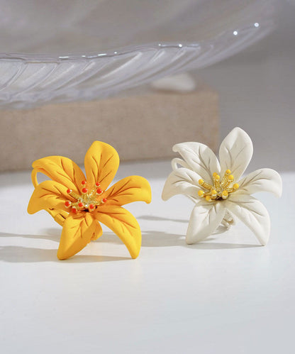 Hermosos aretes asimétricos con diseño floral de lirio amarillo