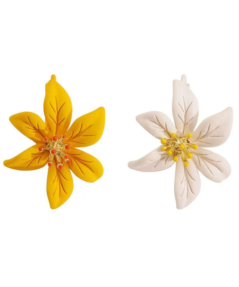Hermosos aretes asimétricos con diseño floral de lirio amarillo