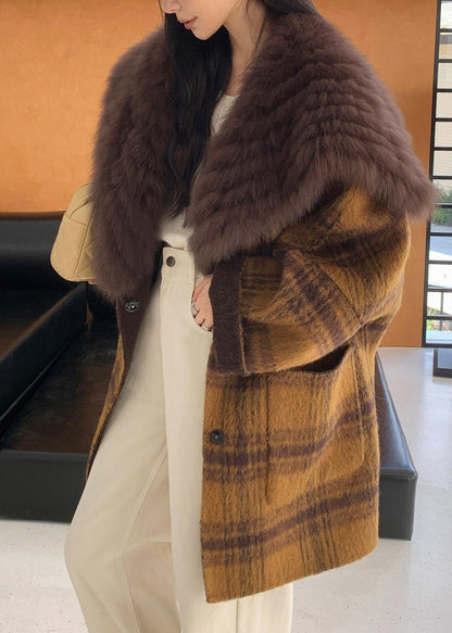 Hermosos abrigos de lana con cuello de piel amarilla y bolsillos a cuadros para usar en ambos lados. Primavera.