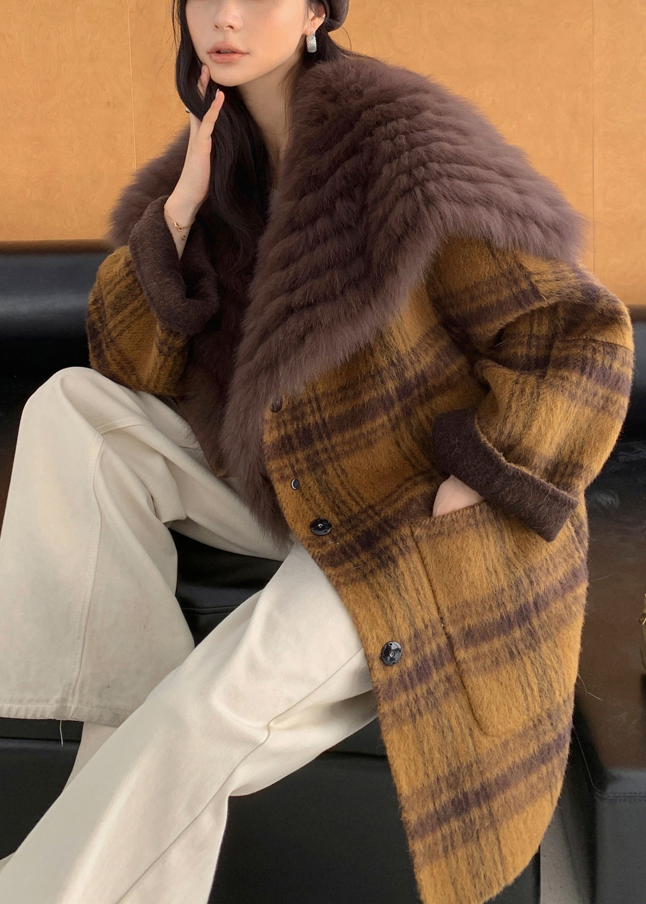 Hermosos abrigos de lana con cuello de piel amarilla y bolsillos a cuadros para usar en ambos lados. Primavera.