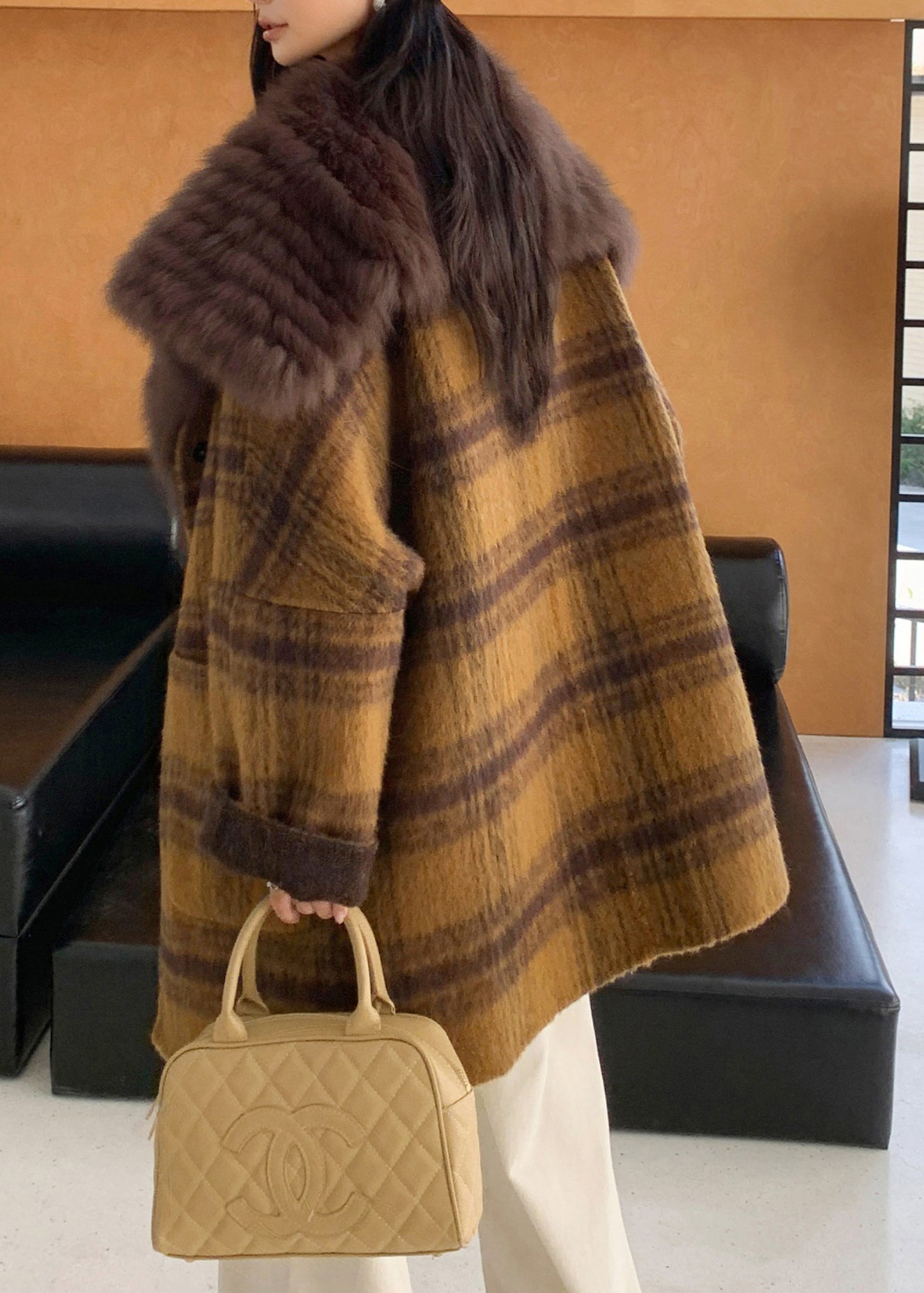 Hermosos abrigos de lana con cuello de piel amarilla y bolsillos a cuadros para usar en ambos lados. Primavera.