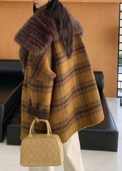 Hermosos abrigos de lana con cuello de piel amarilla y bolsillos a cuadros para usar en ambos lados. Primavera.