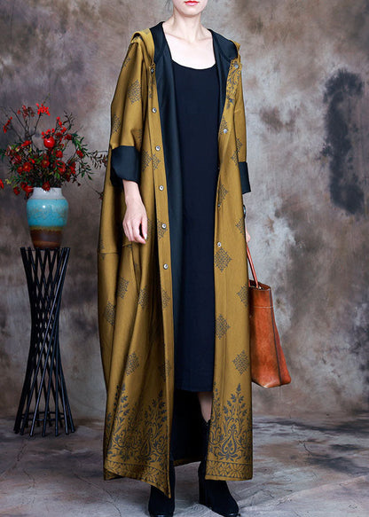 Schöne gelbe Satin-Trenchcoats mit Kapuze und Print für den Frühling