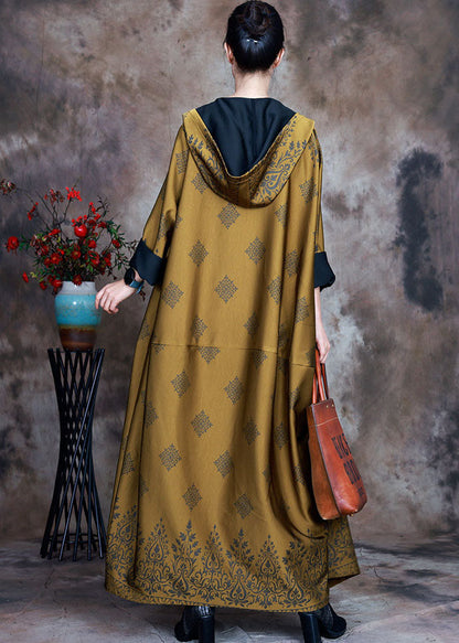 Schöne gelbe Satin-Trenchcoats mit Kapuze und Print für den Frühling