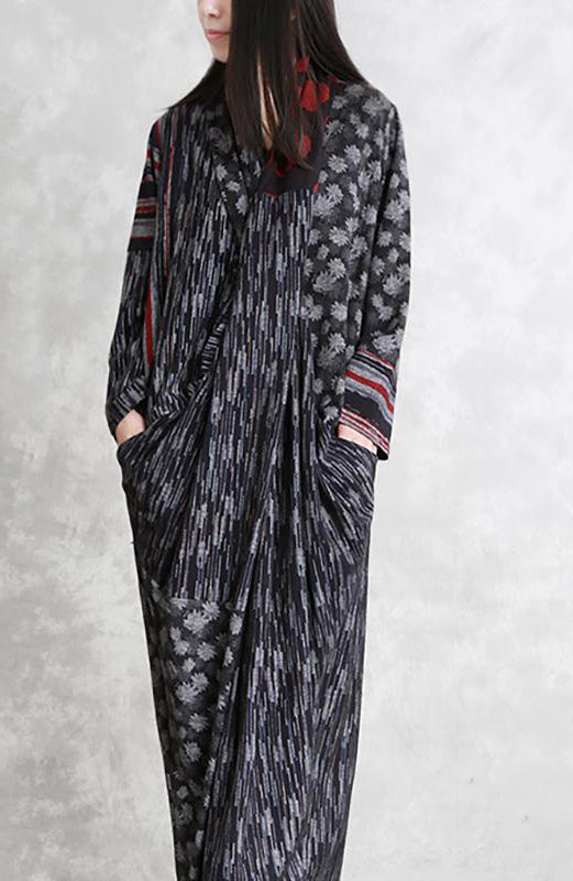 Wunderschönes Tunikakleid aus Baumwolle. Feines Vintage-Maxikleid mit unregelmäßigem Schlitz und Drapierung für Damen