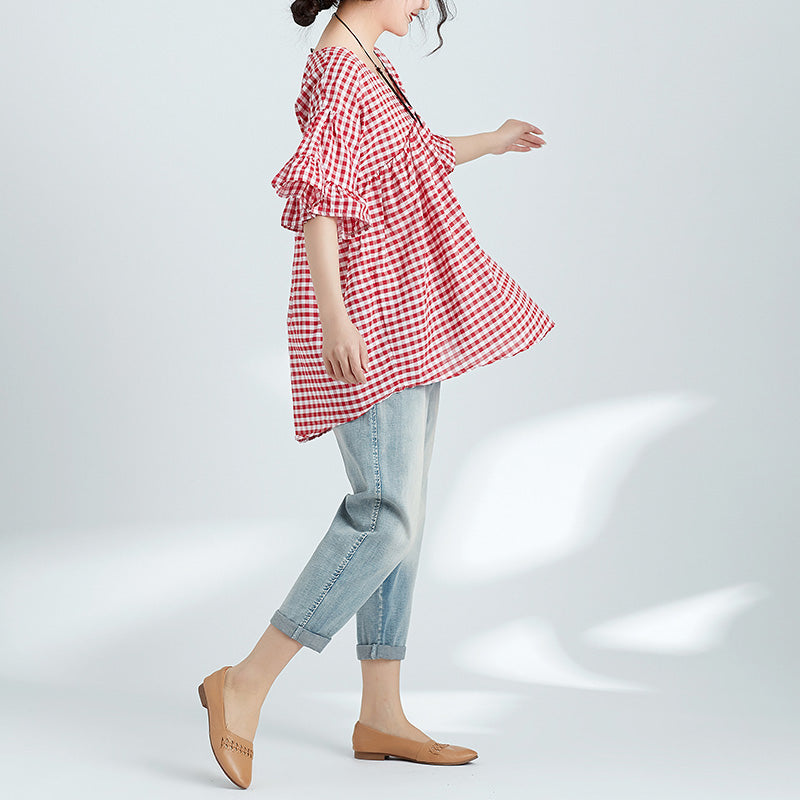 Schöne rot karierte Leinenkleidung für Frauen in Übergrößen. Modeideen mit V-Ausschnitt und Schmetterlingsärmeln in Übergrößen.