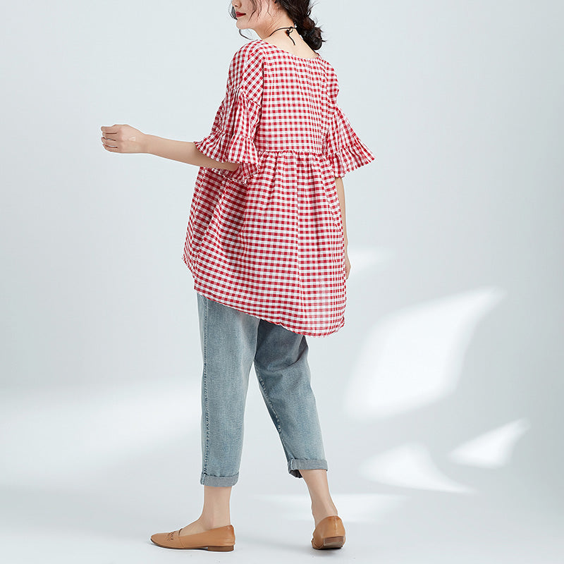 Schöne rot karierte Leinenkleidung für Frauen in Übergrößen. Modeideen mit V-Ausschnitt und Schmetterlingsärmeln in Übergrößen.