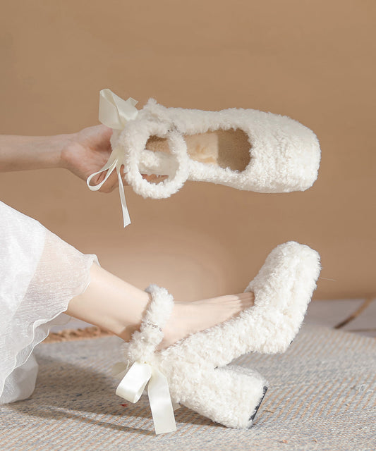 Tacones altos gruesos con lazo beige de piel sintética y empalme boutique