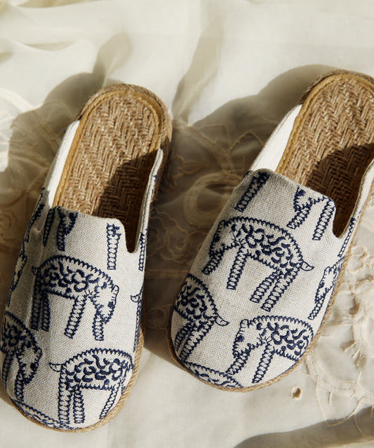 Bequeme Slide-Sandalen aus besticktem Baumwollstoff in Beige