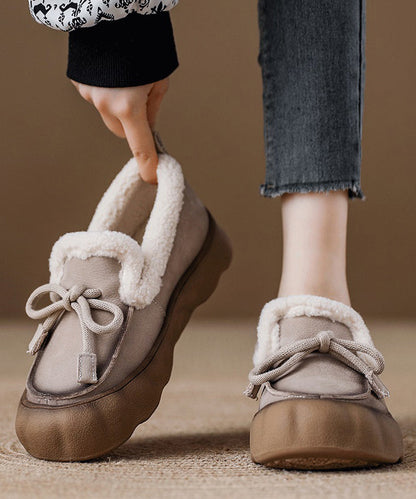 Zapatos planos de piel de vaca beige con forro de lana afelpada