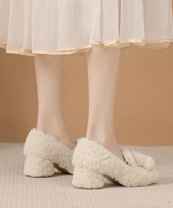 Beigefarbene, schicke High Heels aus Kunstpelz mit klobigen Absätzen und flauschigem Wollfutter