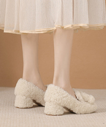 Beigefarbene, schicke High Heels aus Kunstpelz mit klobigen Absätzen und flauschigem Wollfutter