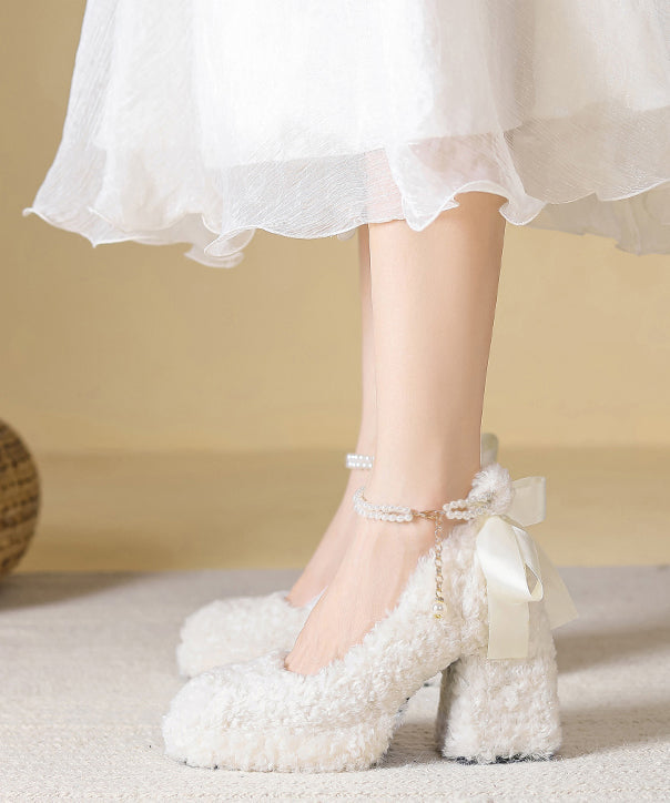 Beigefarbene, klobige High Heels aus Kunstpelz mit flauschigem Wollfutter