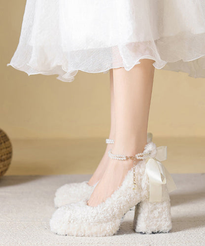 Beigefarbene, klobige High Heels aus Kunstpelz mit flauschigem Wollfutter