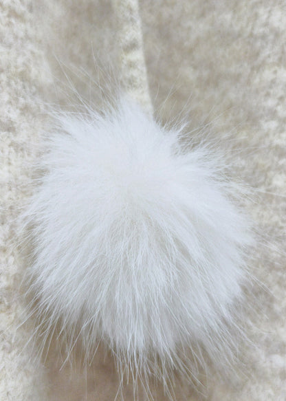 Beigefarbener Kapuzenpullover aus Baumwollstrick mit flauschigen Bommeln, Winter