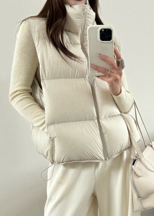 Chaleco de plumón de pato con bolsillos beige y cuello alto sin mangas