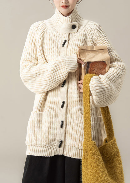 Beige Strickjacke aus einfarbigem Baumwollstrick mit Taschen und langen Ärmeln