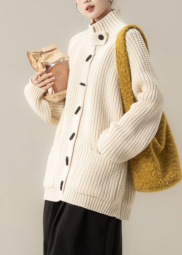 Beige Strickjacke aus einfarbigem Baumwollstrick mit Taschen und langen Ärmeln