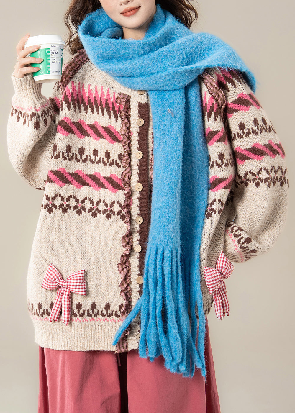 Beige gestreifte, kuschelige Strickmäntel mit Knopfleiste und Rüschen