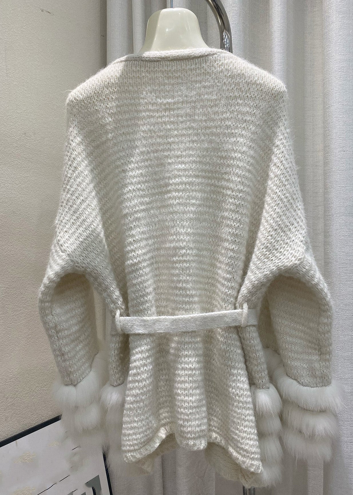 Beigefarbene Strickjacke aus Baumwolle mit Bindegürtel und ausgestellten Ärmeln