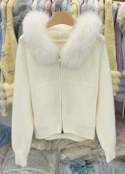 Beige, kuscheliger Strickwintermantel mit Reißverschluss und Fuchskragen