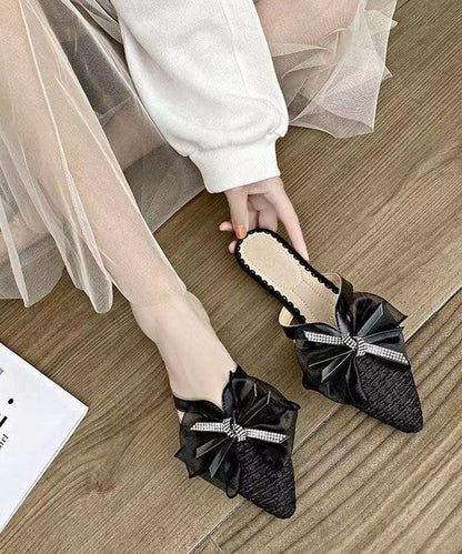 Schwarze, atmungsaktive Slide-Sandalen mit spitzer Zehenpartie aus Tüll
