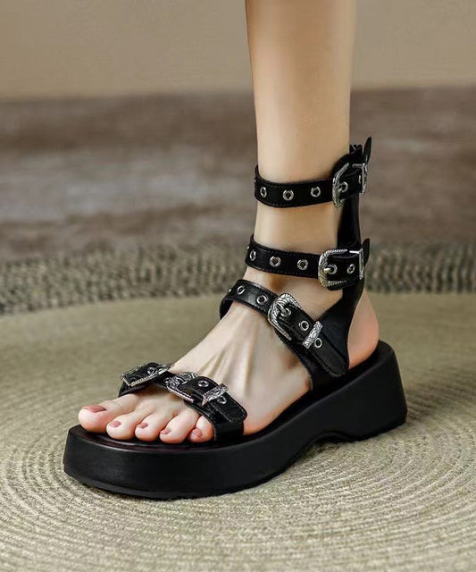 Schwarze Sandalen mit Plateau und Schnallenriemen und römischer Spitze