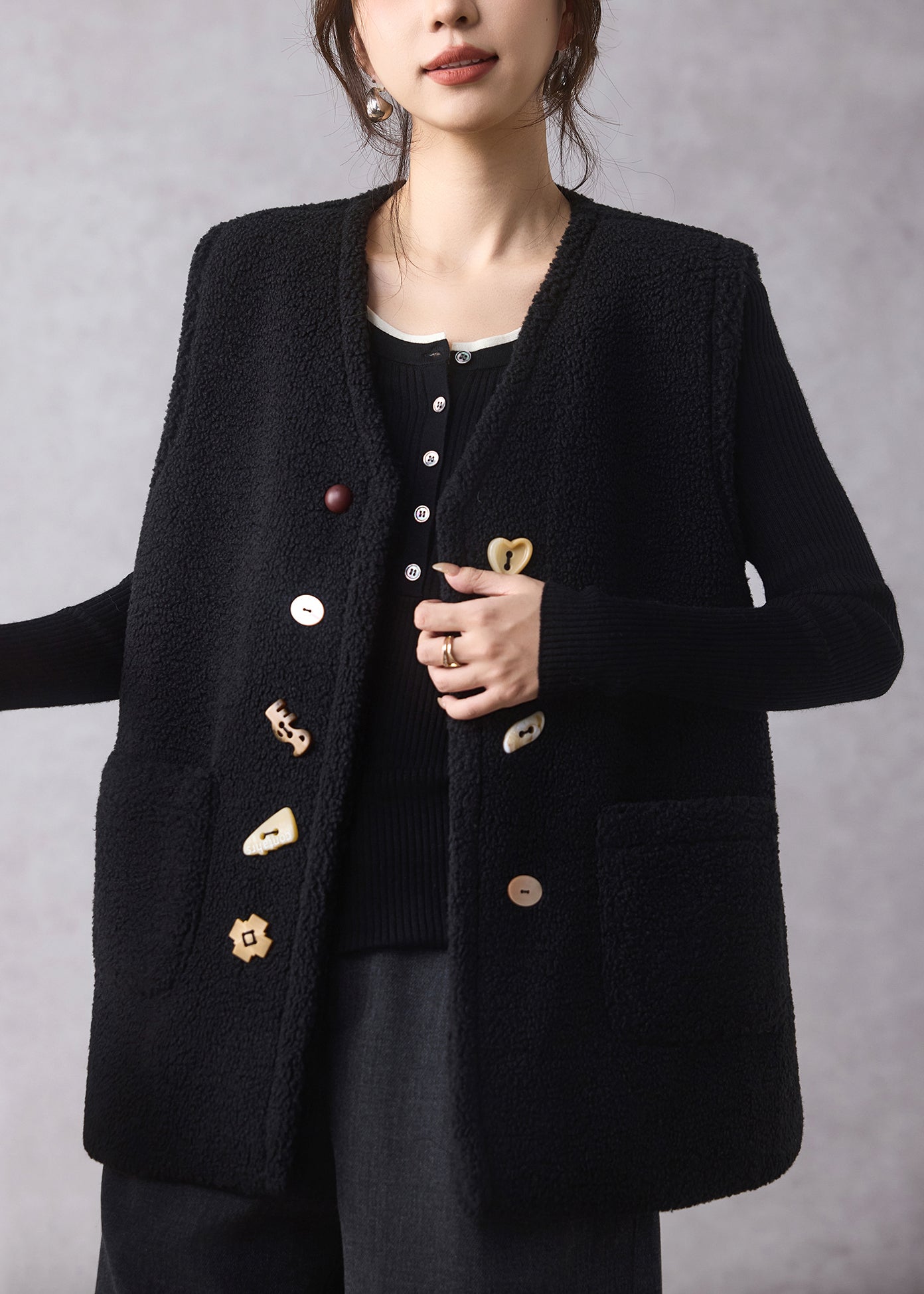 Schwarze Weste mit Knöpfen und Kunstpelz-Ausschnitt, ärmellos, V-Ausschnitt, ärmellos