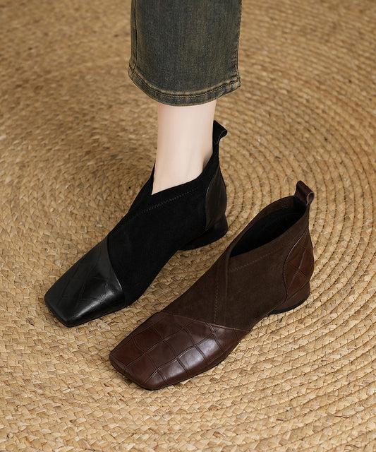 Schwarze, robuste Stiefel aus Rindsleder mit markanten Ziernähten