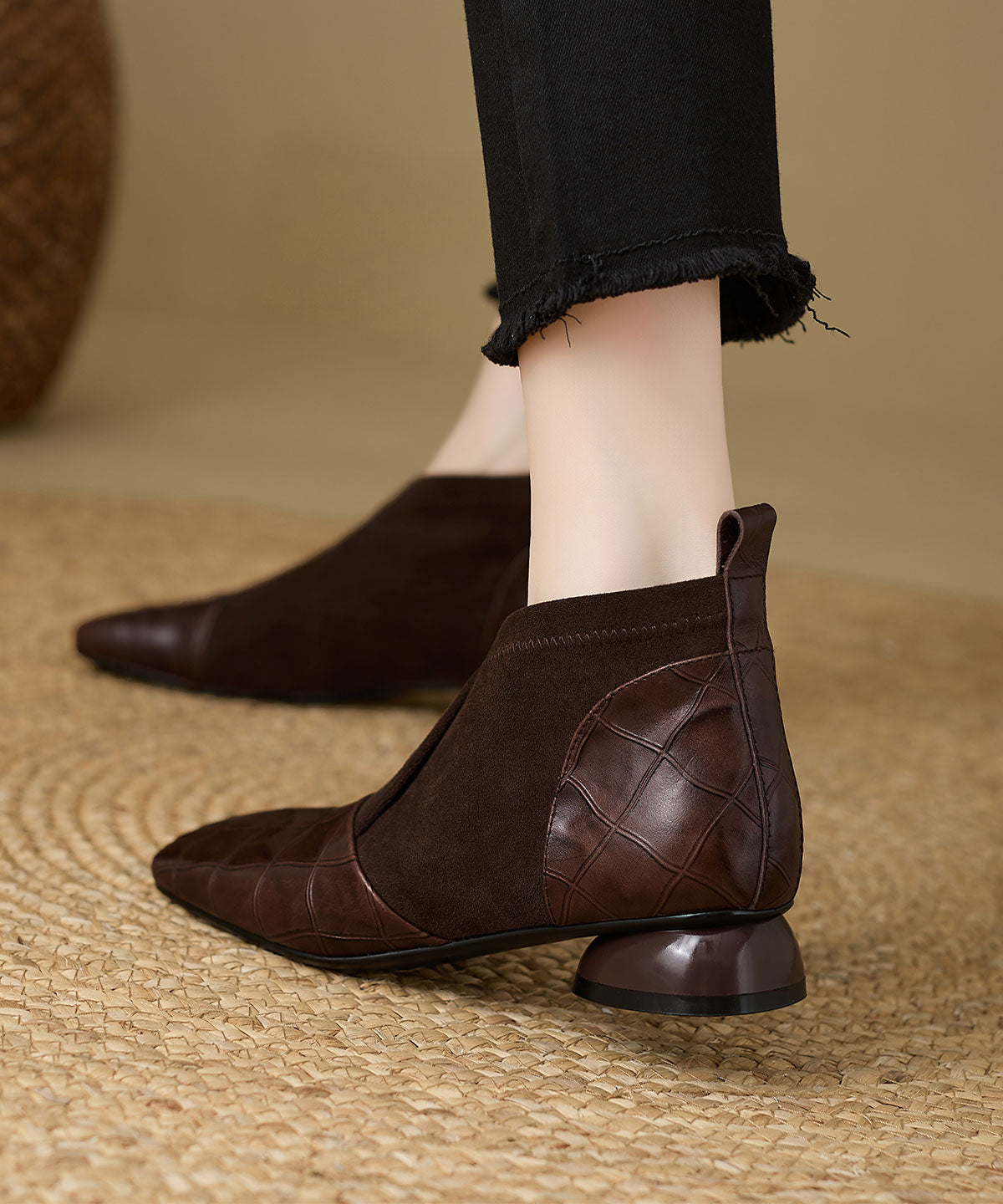 Schwarze, robuste Stiefel aus Rindsleder mit markanten Ziernähten