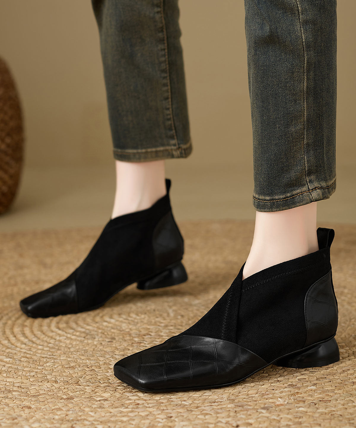 Schwarze, robuste Stiefel aus Rindsleder mit markanten Ziernähten