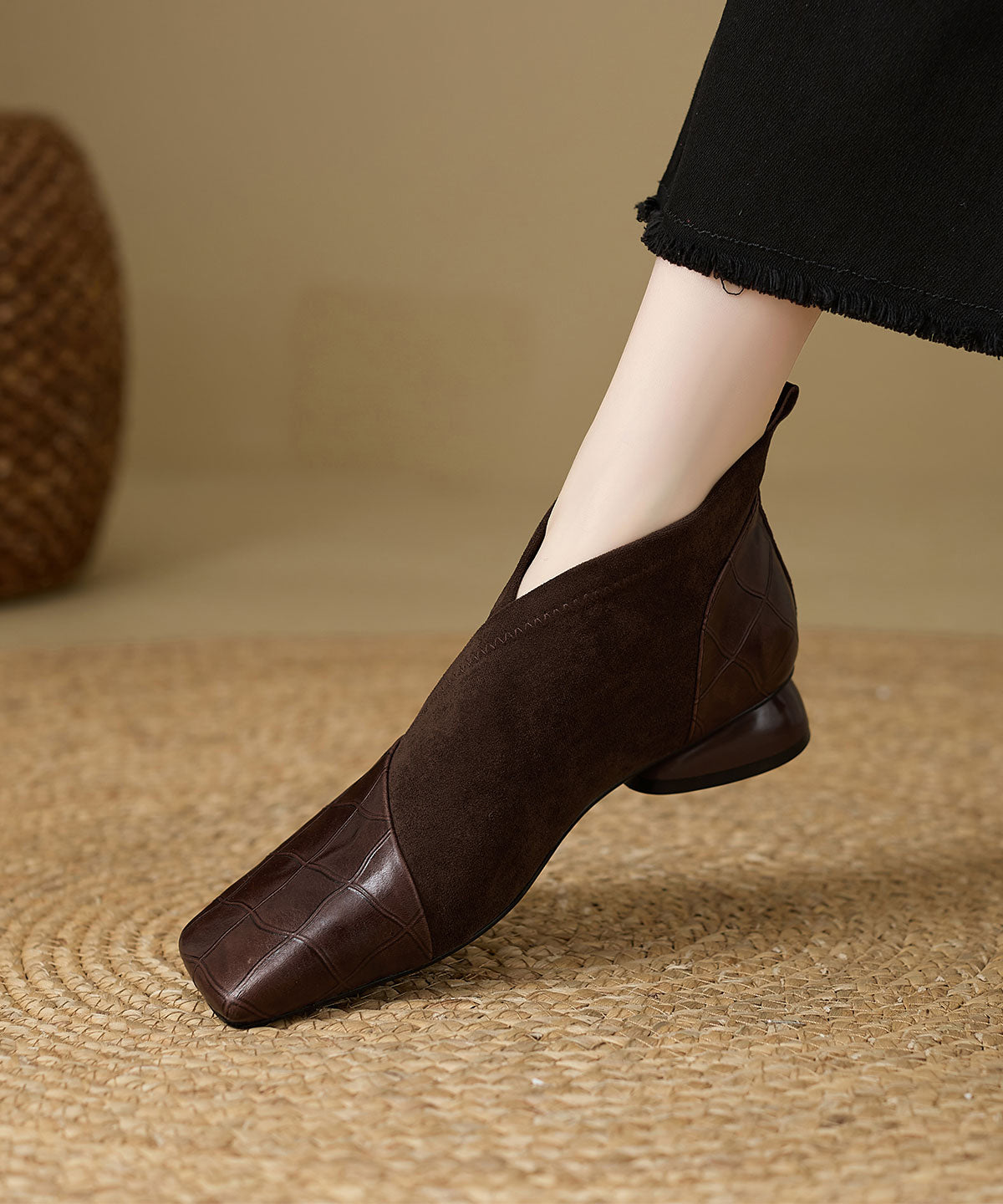 Schwarze, robuste Stiefel aus Rindsleder mit markanten Ziernähten