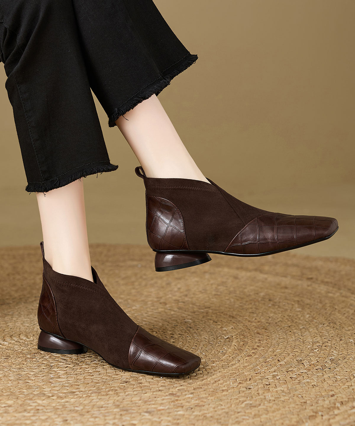 Schwarze, robuste Stiefel aus Rindsleder mit markanten Ziernähten