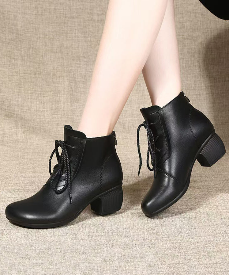 Schwarze, klobige Schnürstiefel aus Rindsleder mit bequemen Ziernähten