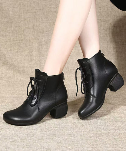 Schwarze, klobige Schnürstiefel aus Rindsleder mit bequemen Ziernähten