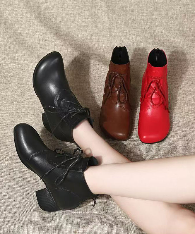 Schwarze, klobige Schnürstiefel aus Rindsleder mit bequemen Ziernähten