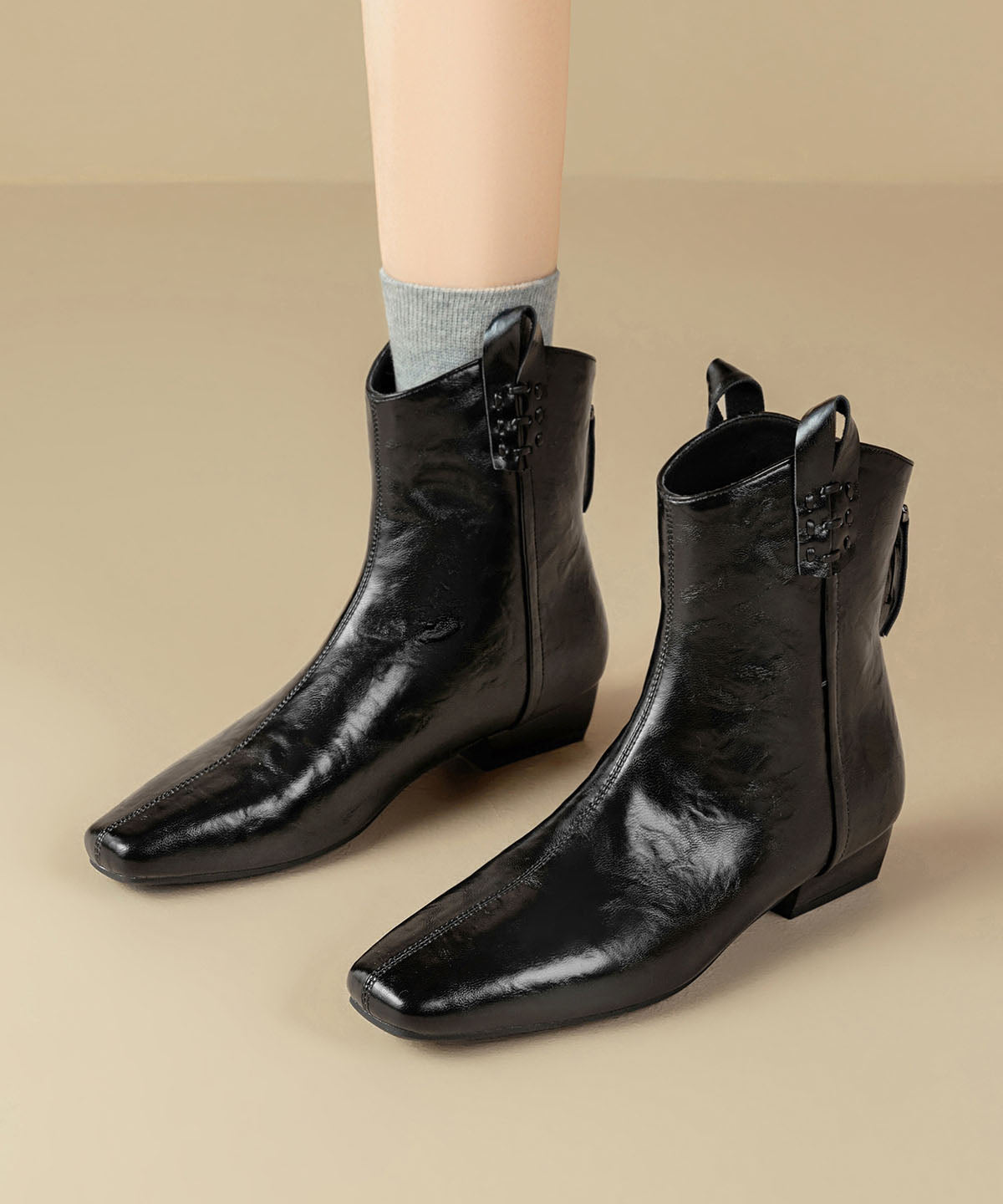 Schwarze, klobige Chic-Stiefel aus Kunstleder mit Ziernähten