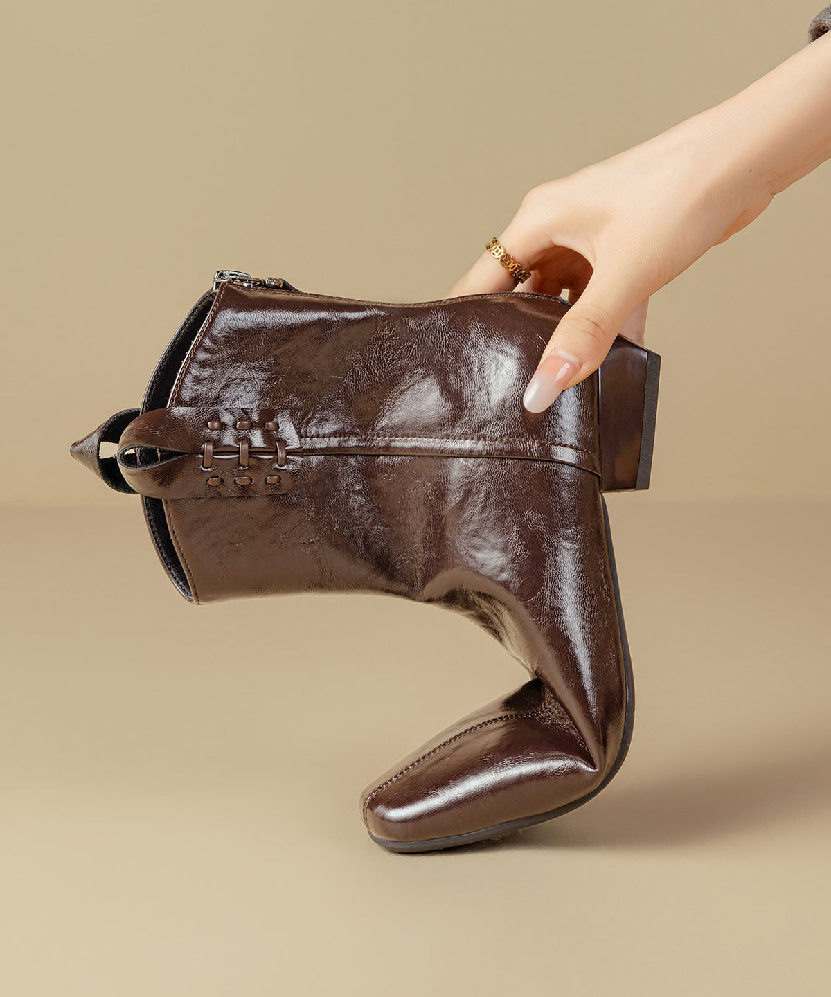 Schwarze, klobige Chic-Stiefel aus Kunstleder mit Ziernähten