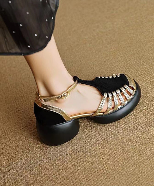 Schwarze, klobige Wildleder-Sandalen mit bequemer Spleißung und Aussparung
