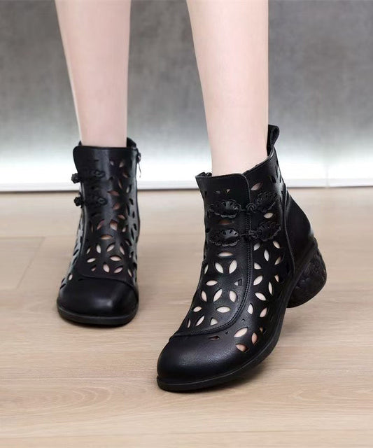 Schwarze, klobige Stiefel aus Rindsleder mit Lochmuster.