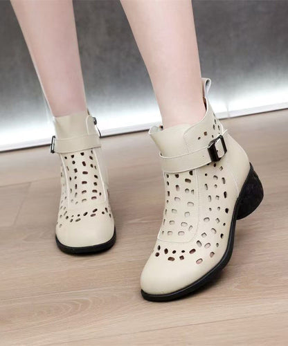 Schwarze, klobige Stiefel aus Rindsleder mit Lochmuster.