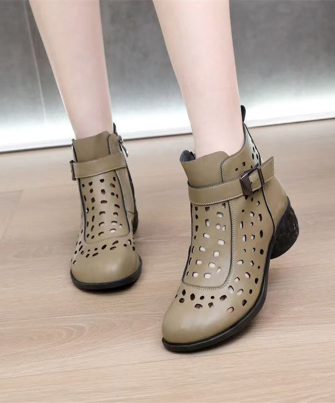 Schwarze, klobige Stiefel aus Rindsleder mit Lochmuster.