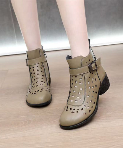 Schwarze, klobige Stiefel aus Rindsleder mit Lochmuster.