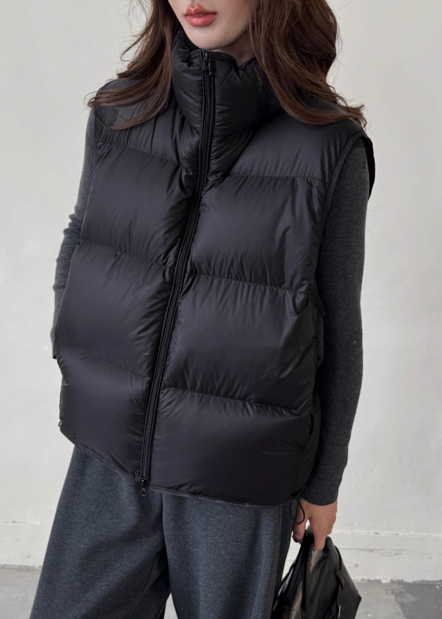 Chaleco de invierno de plumón de pato liso con cordón negro y cremallera