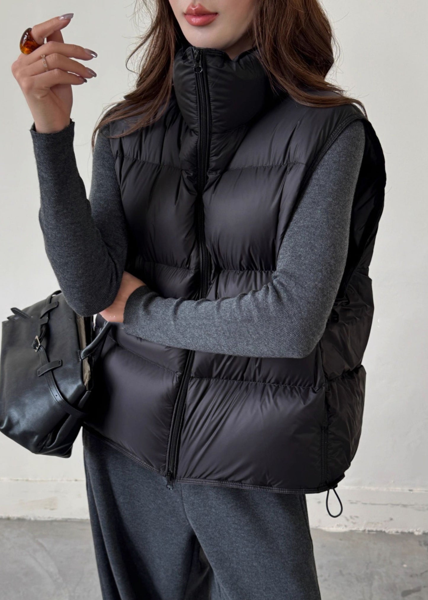 Chaleco de invierno de plumón de pato liso con cordón negro y cremallera