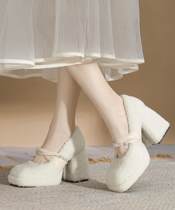 Schwarze, stylische High Heels aus Kunstpelz mit klobigen Einsätzen